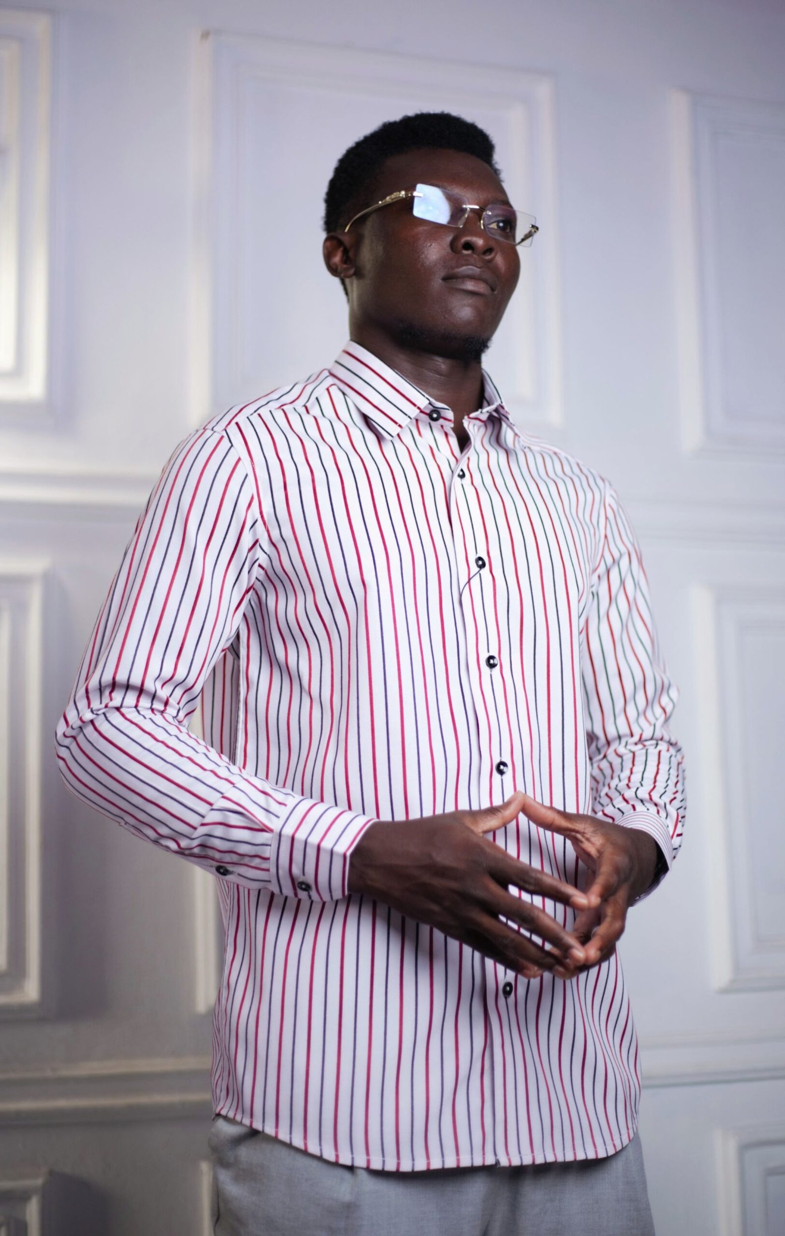 Chemise homme à rayures bordeaux et marines sur fond blanc – HERMYS