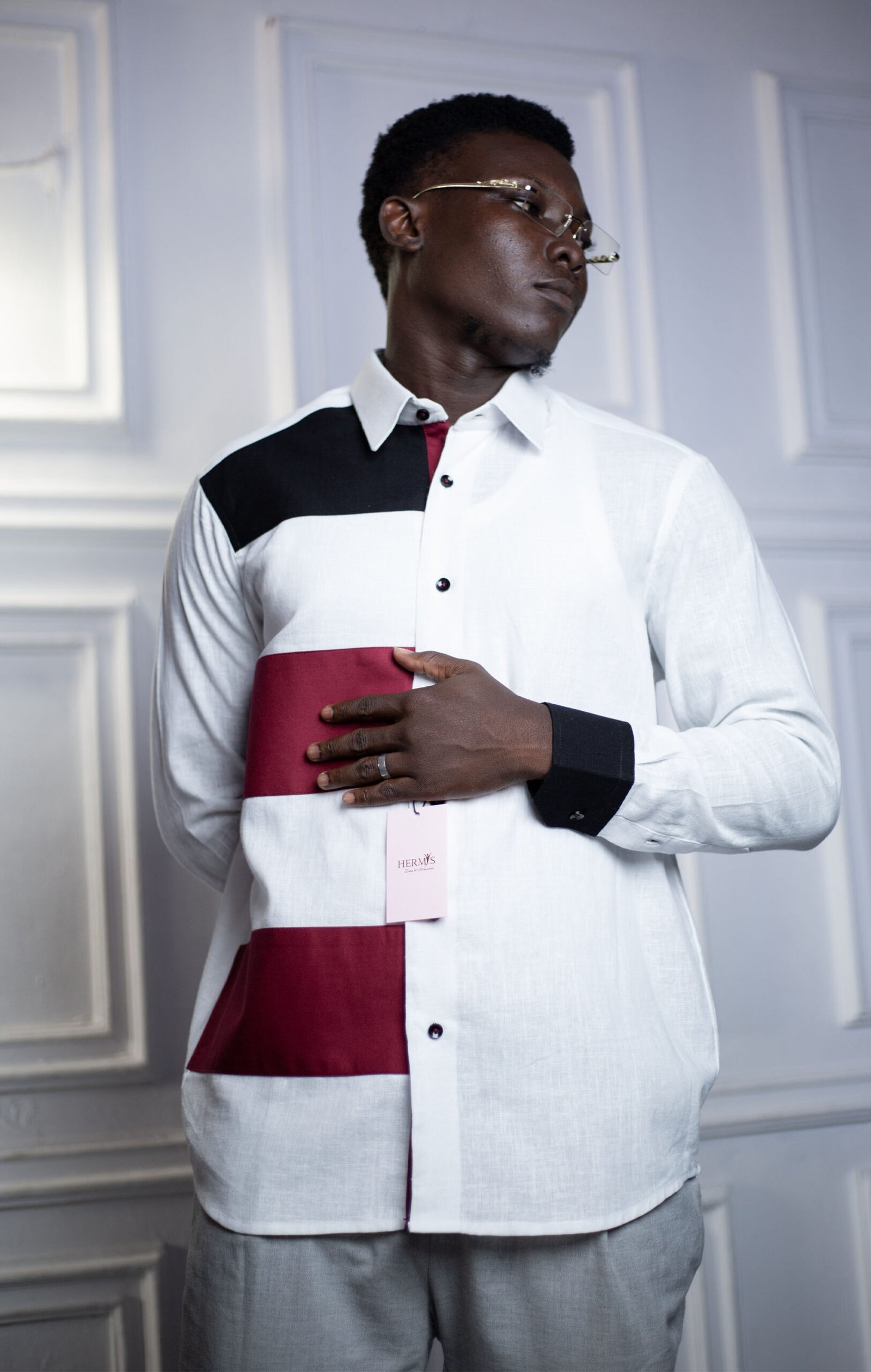 Chemise homme blanche à empiècements graphiques noir & bordeaux – HERMYS