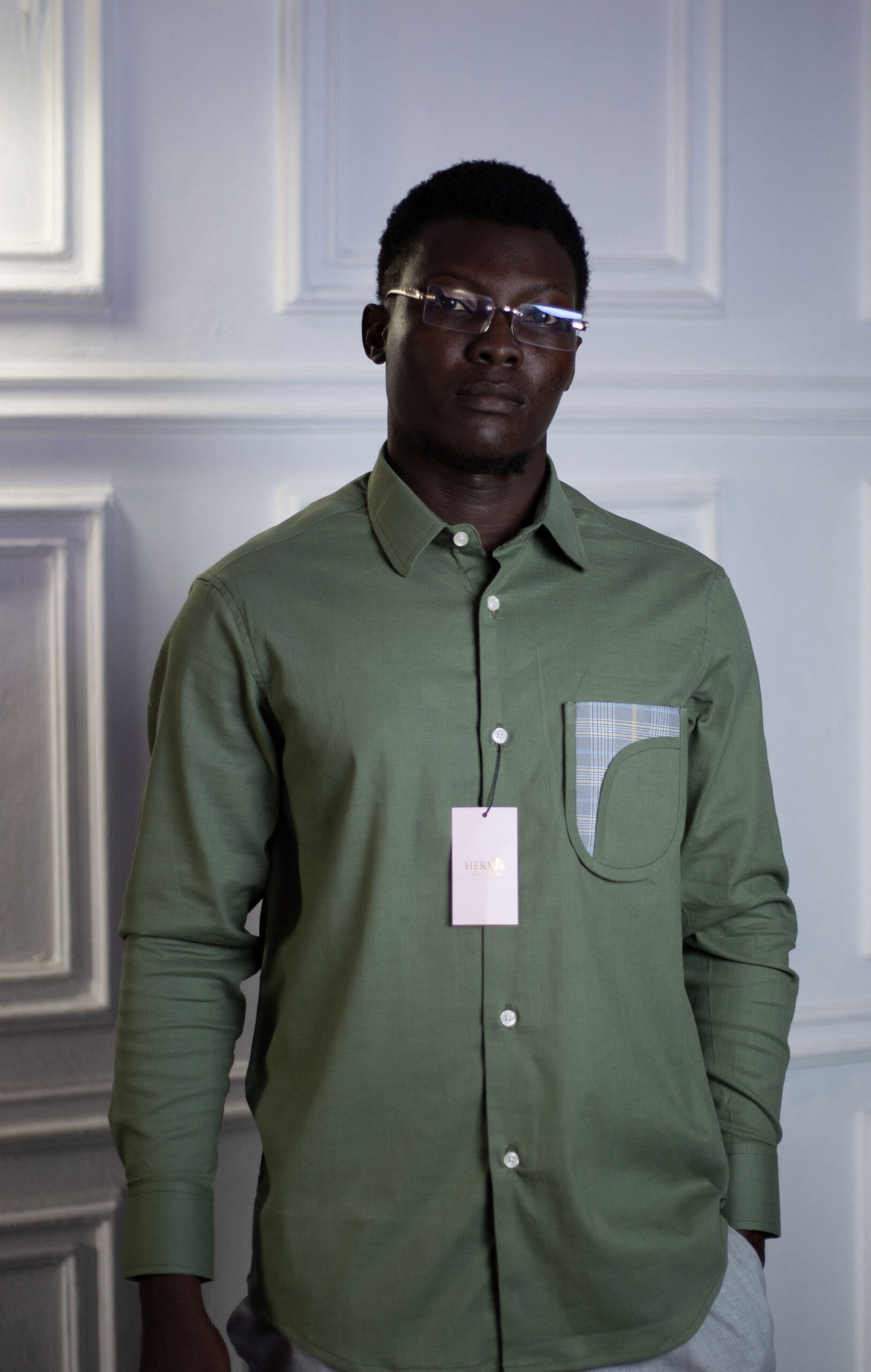 Chemise homme verte kaki avec poche poitrine à détail écossais – HERMYS