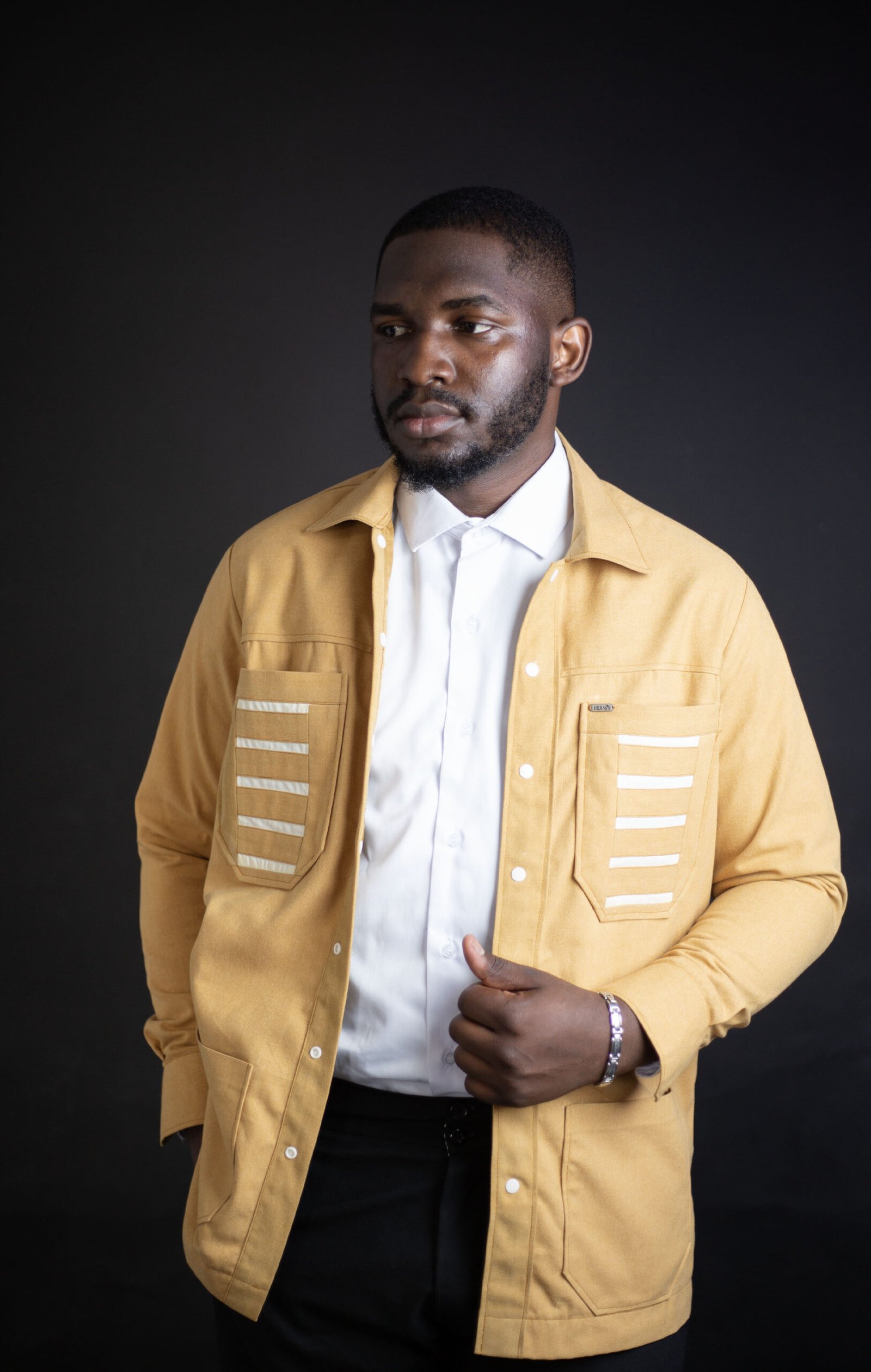 Veste surchemise moutarde mixte à poches poitrine texturées & lisérés blancs – HERMYS